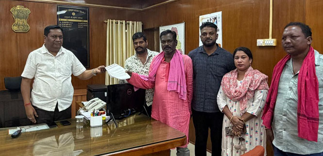 बचेली टेलिंग डैम प्रभावितों ने पुनर्वास पहले, विस्थापन बाद में की मांग काे लेकर सौंपा ज्ञापन 